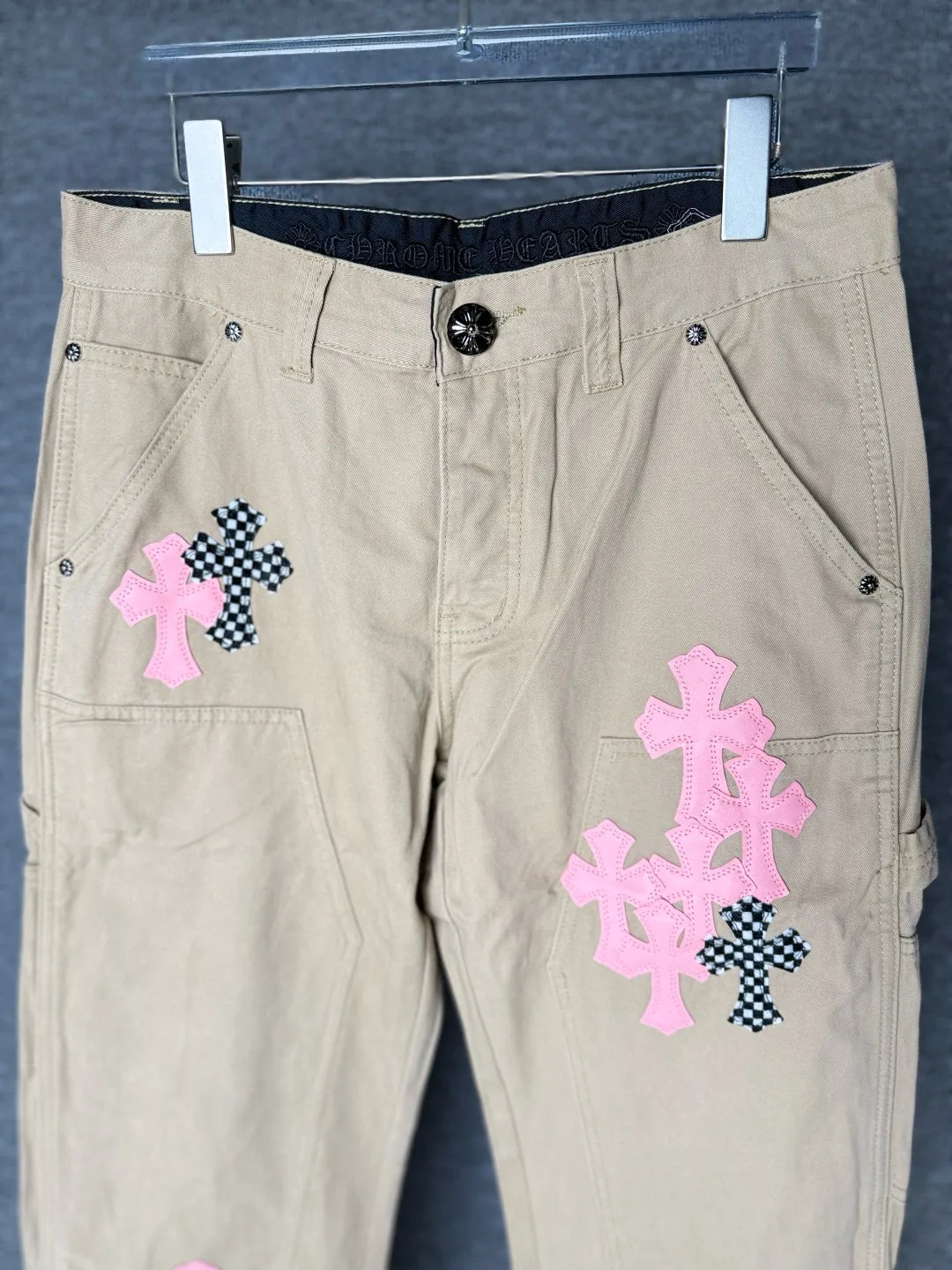 P270 💰 (Top version) Chrome Hearts cherry blossom pink leather logging spliced ​​washed jeans, truly restores the ultimate vintage texture, three-dimensional version, loose and comfortable, not picky about the figure, taller and slimmer, factory precision, original quality control, same style for men and women, can be matched with couples, versatile recommendation, must-have jeans for all seasons, fashionable people have been disappointed. From the quality selection of fabrics, the tailoring of details, and the matching of patterns, they are all impeccable! The upper body is so handsome when worn...it can be easily worn by men, women and children! The craftsmanship is made of heavy-duty washed pure cotton denim fabric. After washing, it is soft and thick and looks very stylish when worn. Color: Khaki Size: 28-30-32-34 (corresponds to S-M-L-XL)